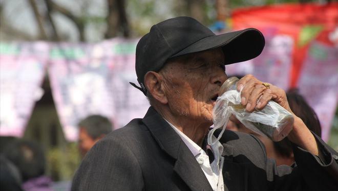  黄昏恋的博弈：七旬老人相亲背后的保险考验与理性抉择 情感心理