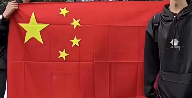  那个贴上五星红旗的孩子，让我看到了岛内沉默的期待 新闻 那个贴上五星红旗的孩子，让我看到了岛内沉默的期待 新闻